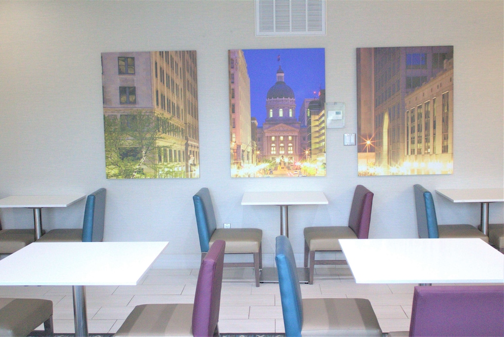 La Quinta Inn & Suites by Wyndham Indianapolis Downtown