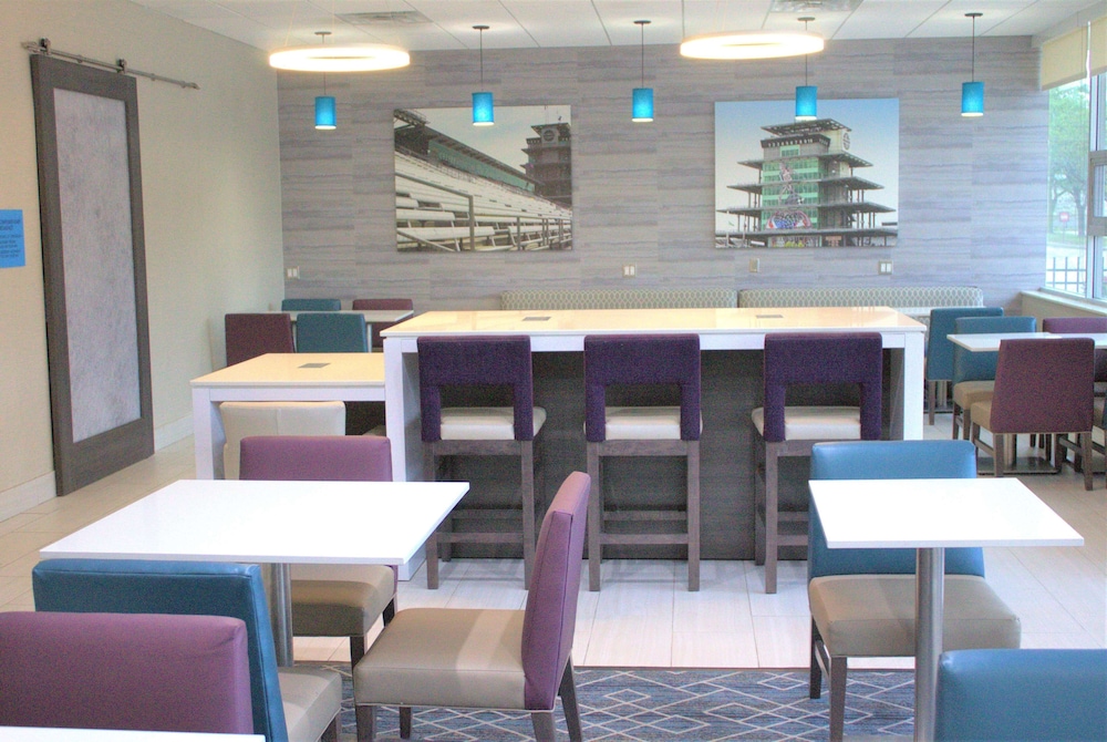 La Quinta Inn & Suites by Wyndham Indianapolis Downtown