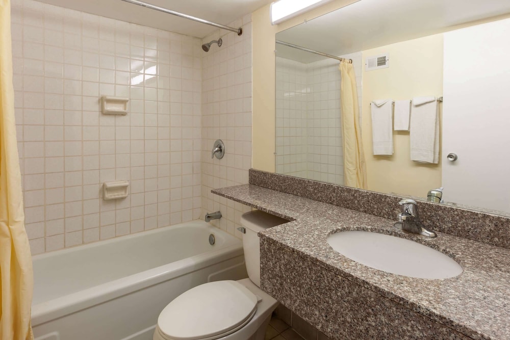 Travelodge by Wyndham Cleveland Airport