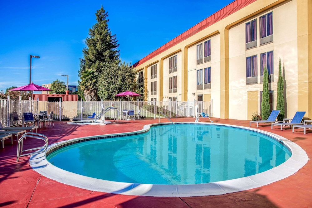 Oakland Airport Arena Hotel