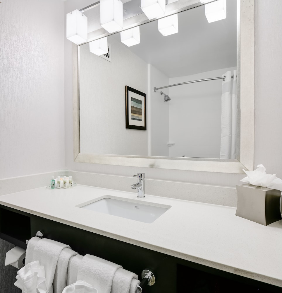 Holiday Inn & Suites Overland Park West by IHG