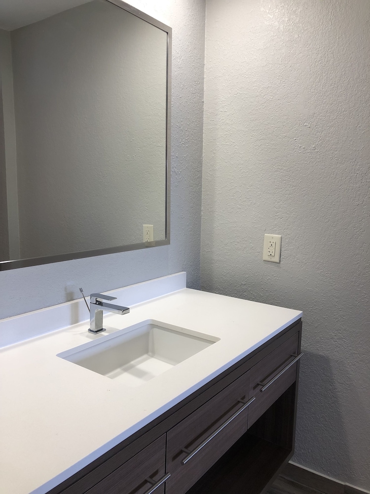 All Seasons Inn & Suites
