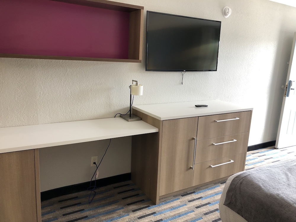 All Seasons Inn & Suites