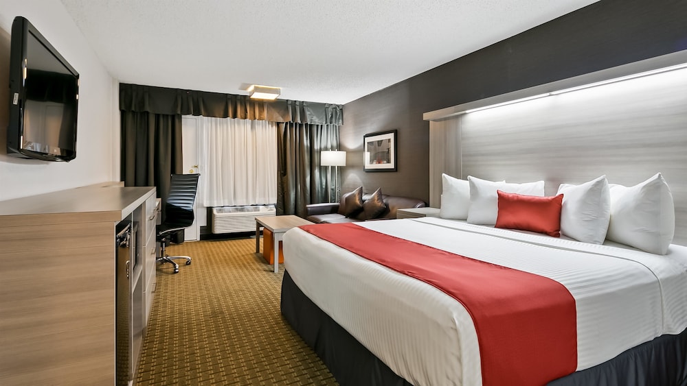 Best Western Plus Village Park Inn