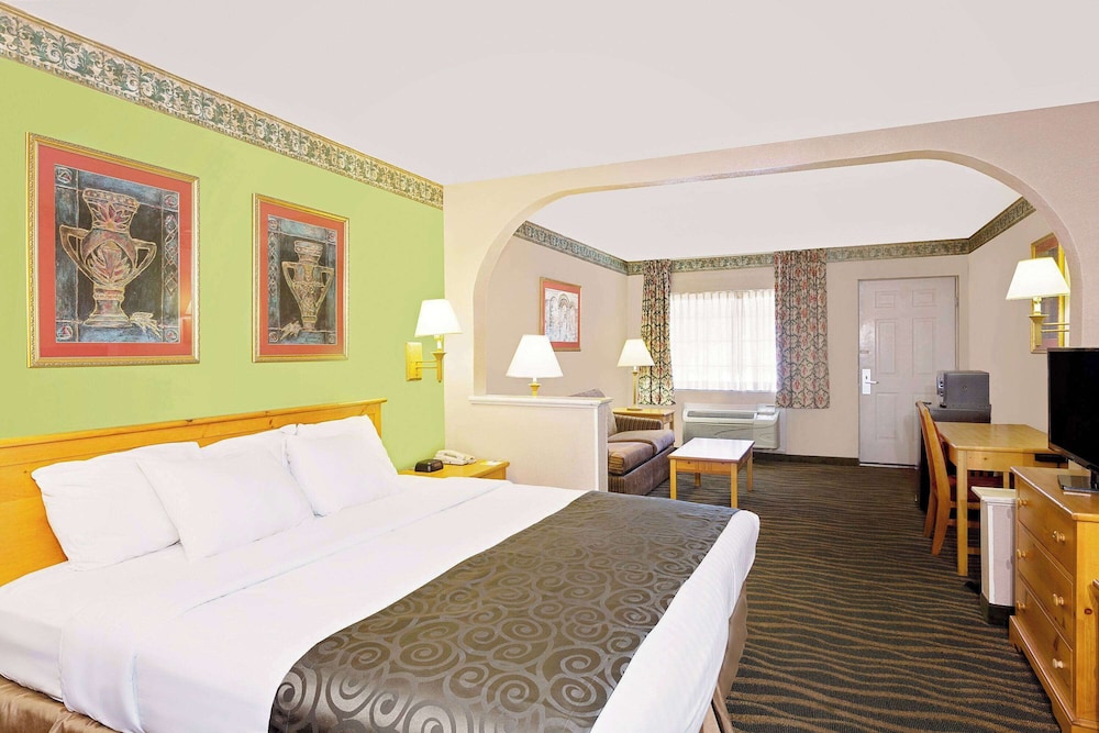 Days Inn & Suites by Wyndham Starkville