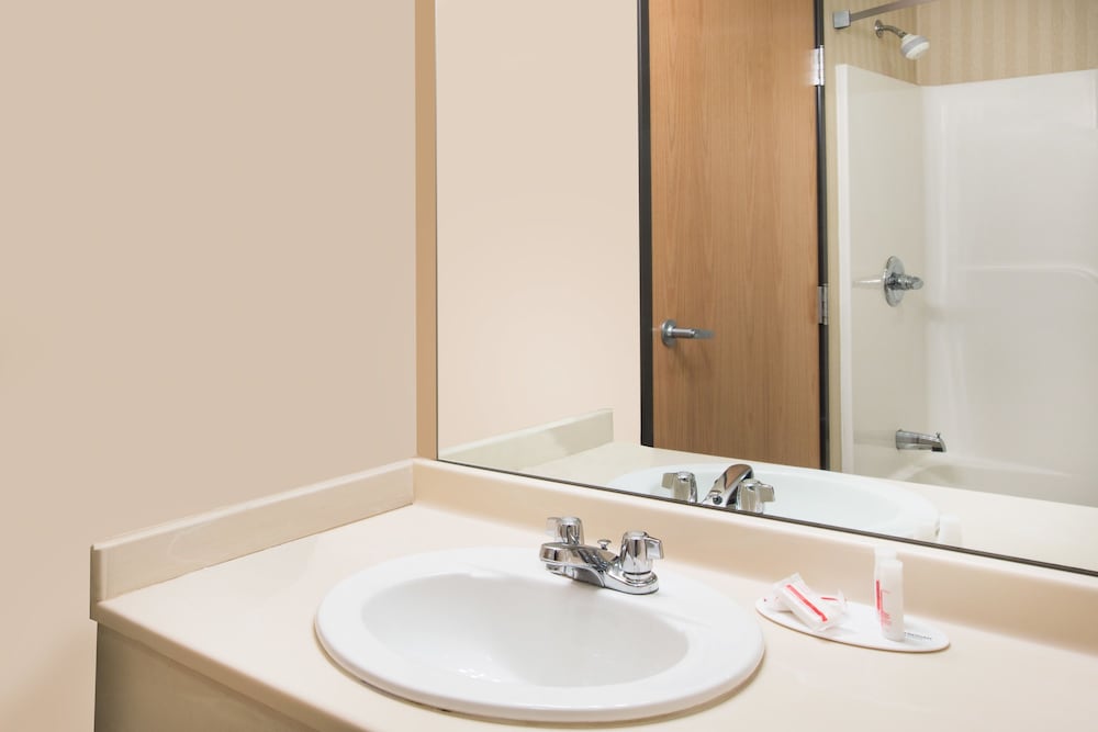 Days Inn & Suites by Wyndham Bridgeport - Clarksburg