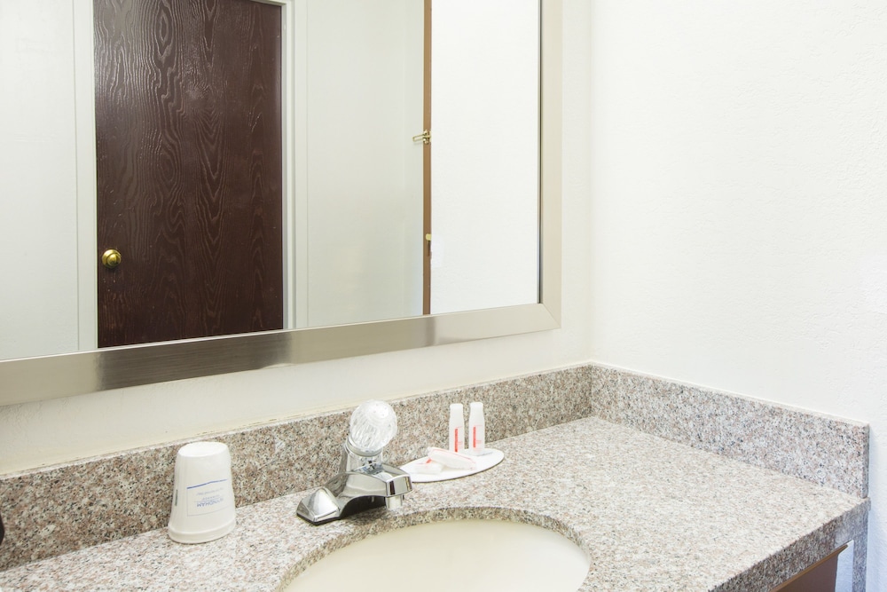 Days Inn & Suites by Wyndham Bridgeport - Clarksburg