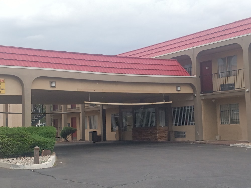 Tree Inn & Suites Albuquerque.