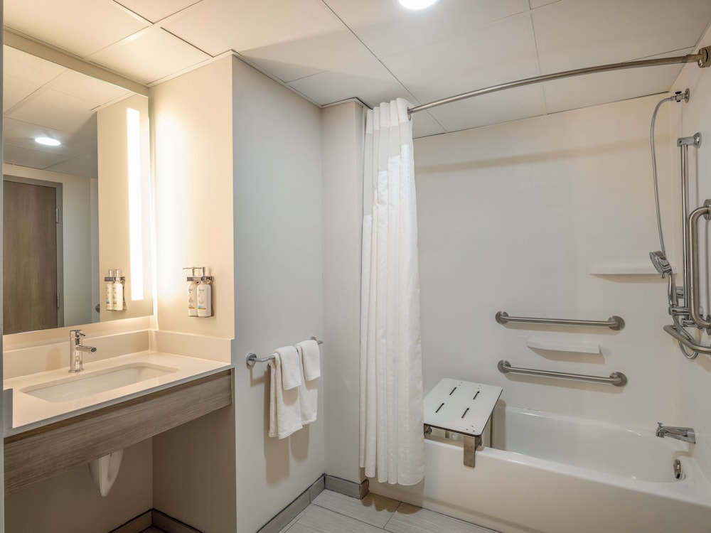 Holiday Inn Express & Suites Greensboro-(I-40 Wendover) by IHG