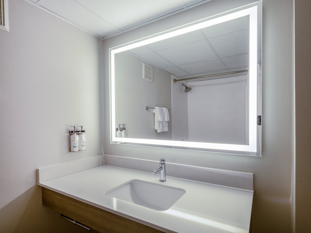 Holiday Inn Express & Suites Greensboro-(I-40 Wendover) by IHG