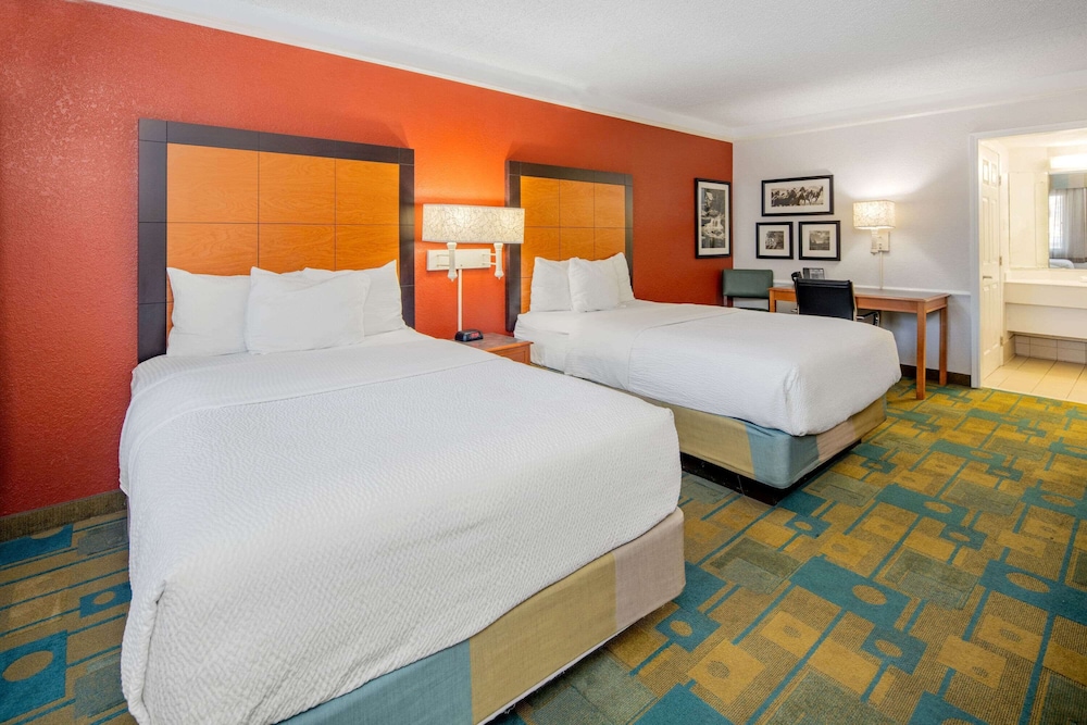 La Quinta Inn & Suites by Wyndham Irvine Spectrum