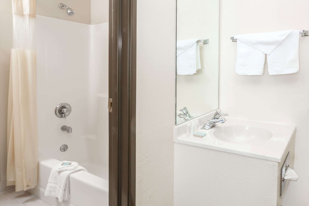 Travelodge by Wyndham Longmont