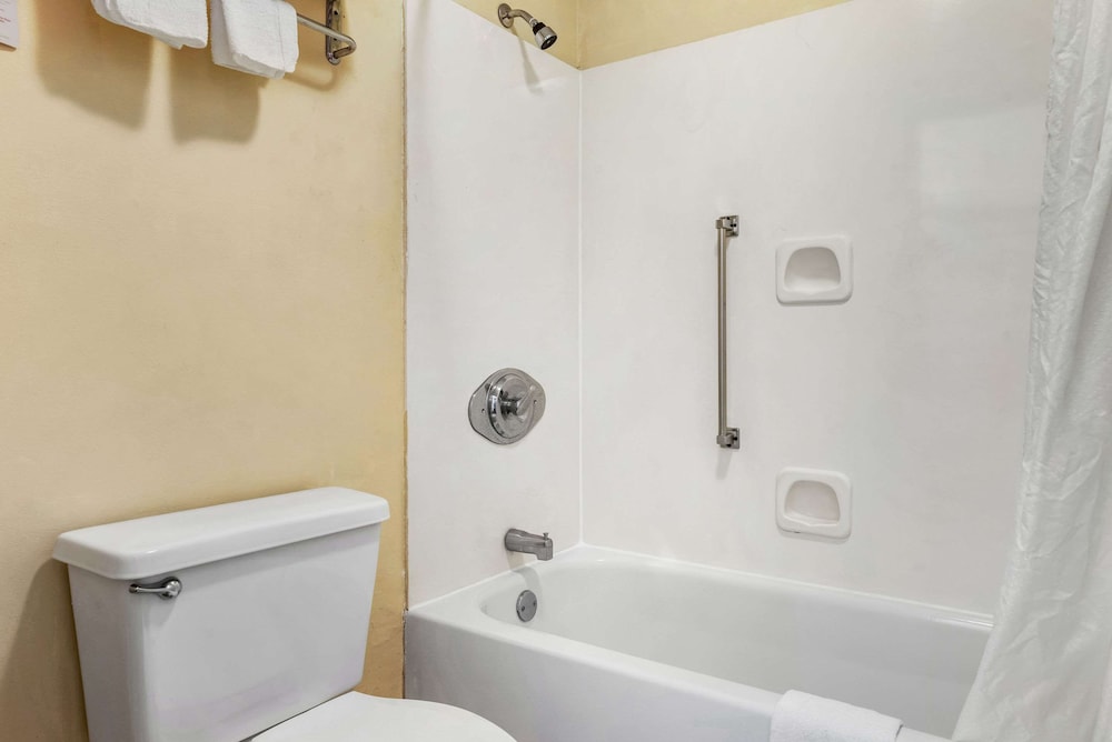 Econo Lodge Inn And Suites