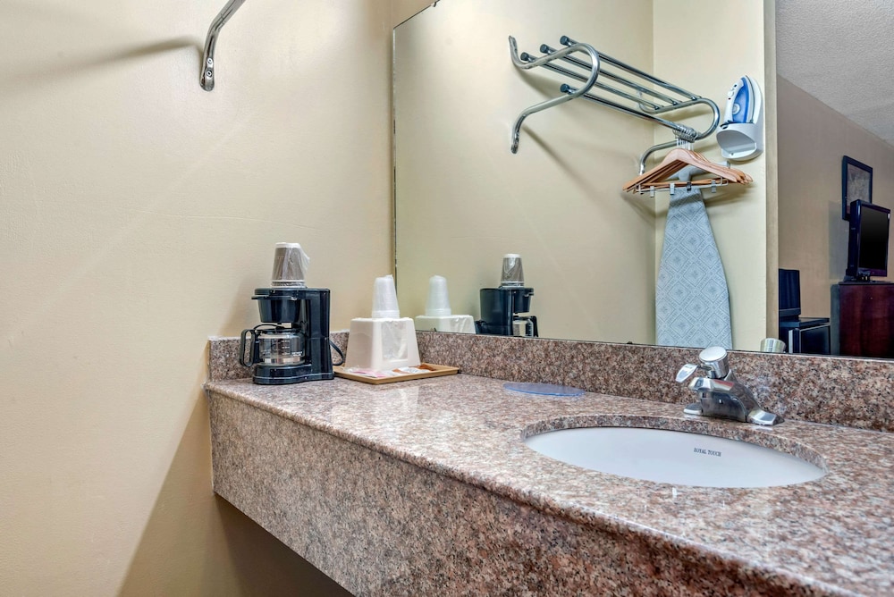 Econo Lodge Inn And Suites