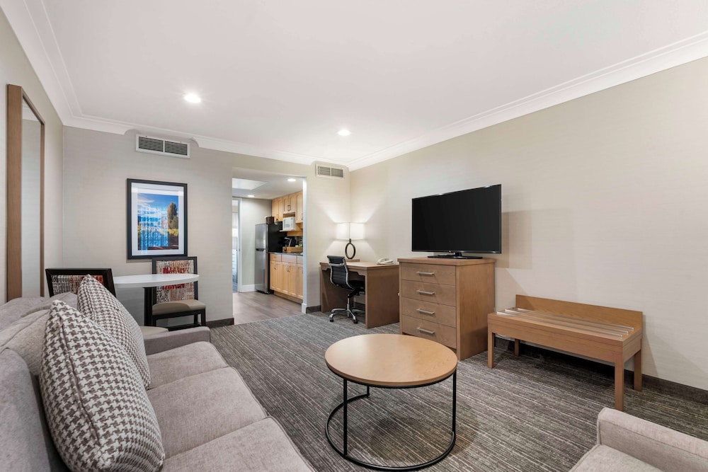 Best Western Plus Kelowna Hotel & Suites