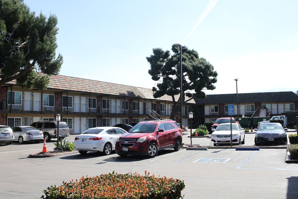 Studio 6 Corona, CA - West