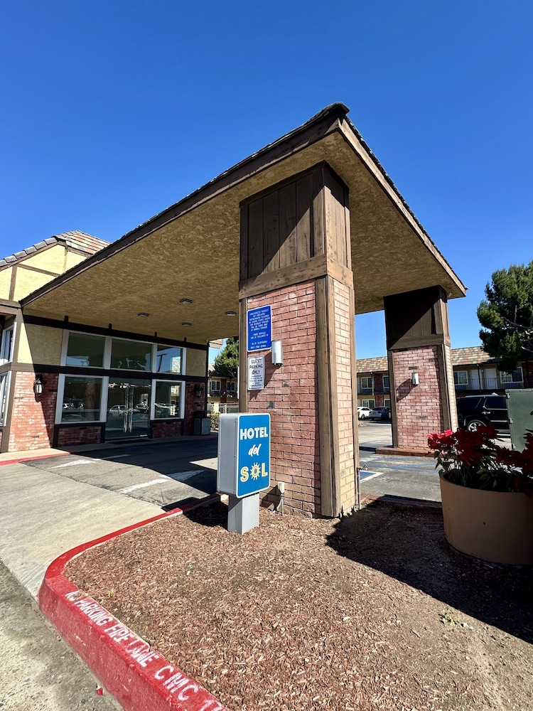 Studio 6 Corona, CA - West