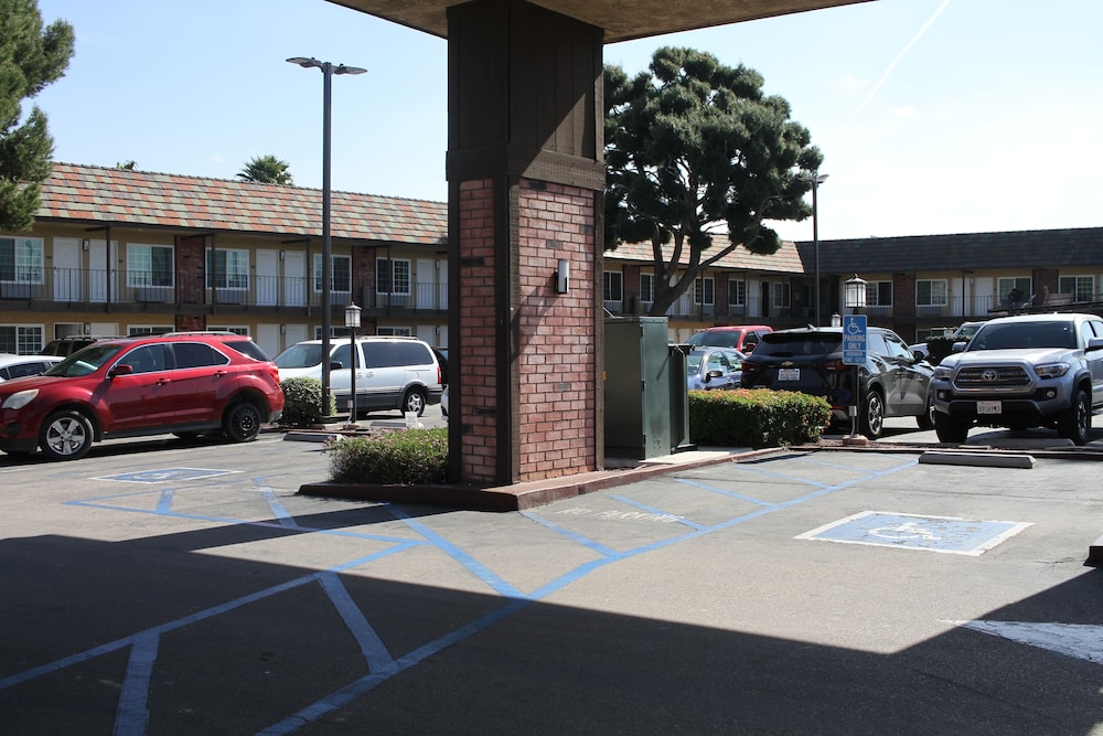 Studio 6 Corona, CA - West