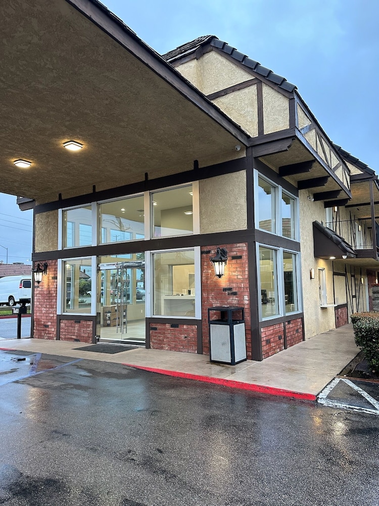 Studio 6 Corona, CA - West