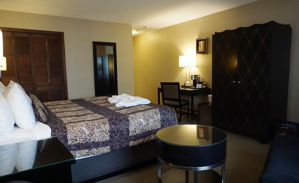 Ramada Hotel & Conference Center by Wyndham Kelowna photo 3