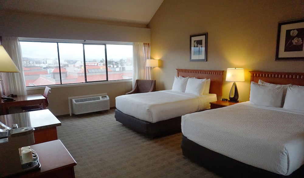 Ramada Hotel & Conference Center by Wyndham Kelowna photo 4