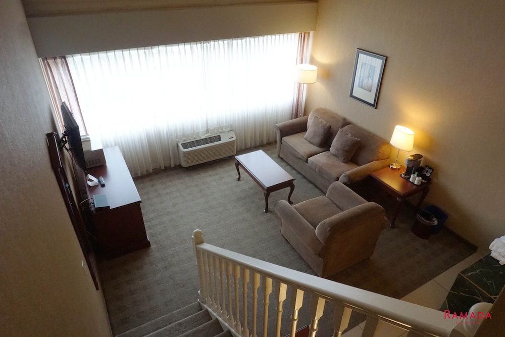 Ramada Hotel & Conference Center by Wyndham Kelowna photo 3