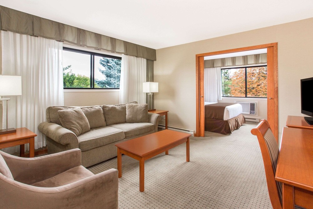 Ramada Hotel & Conference Center by Wyndham Kelowna photo 4