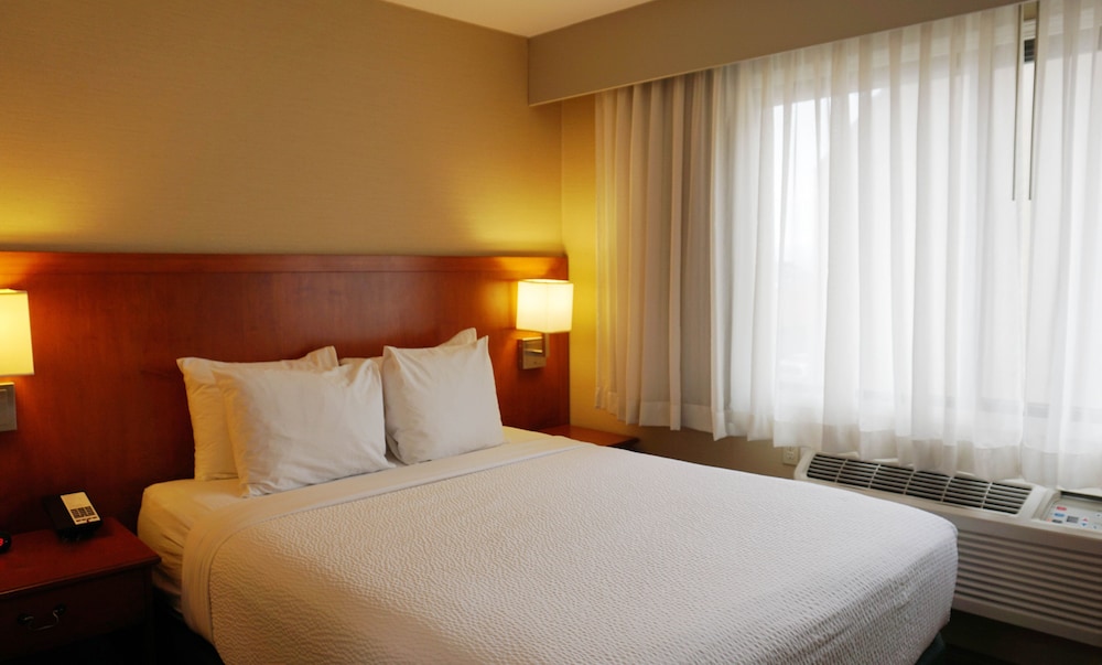 Ramada Hotel & Conference Center by Wyndham Kelowna photo 5