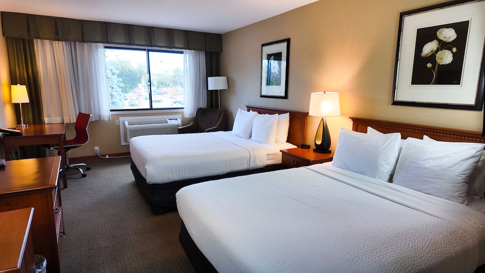 Ramada Hotel & Conference Center by Wyndham Kelowna photo 2
