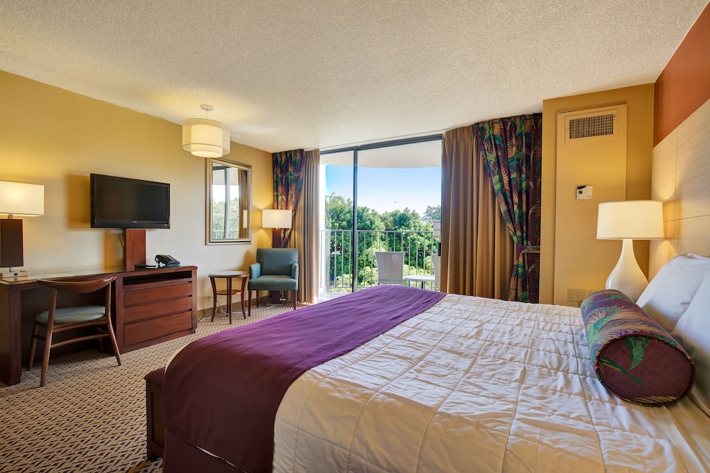 Hilo Hawaiian Hotel, Trademark Collection by Wyndham