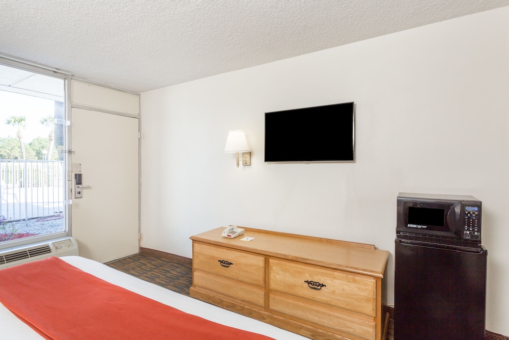 Days Inn by Wyndham Adel I-75