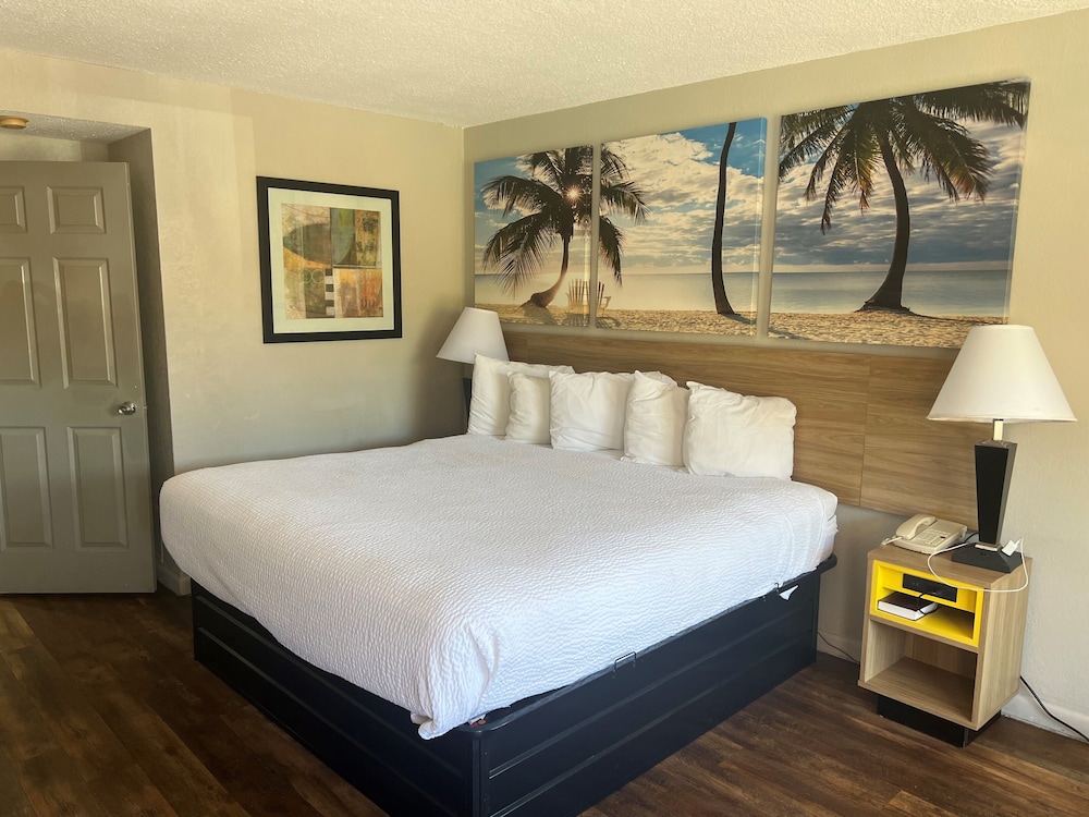 Days Inn by Wyndham St. Petersburg Central