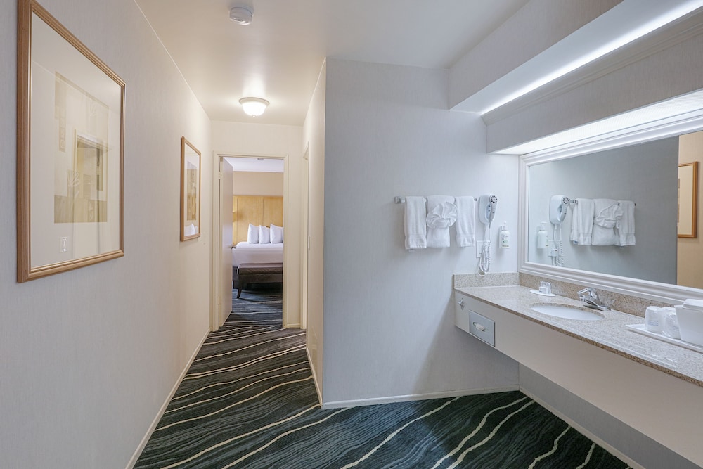 Ramada by Wyndham Costa Mesa/Newport Beach