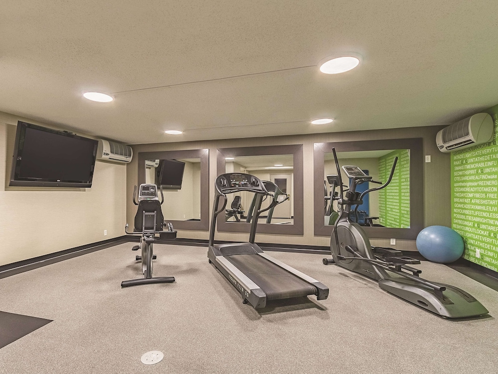 La Quinta Inn & Suites by Wyndham Cleveland Airport West
