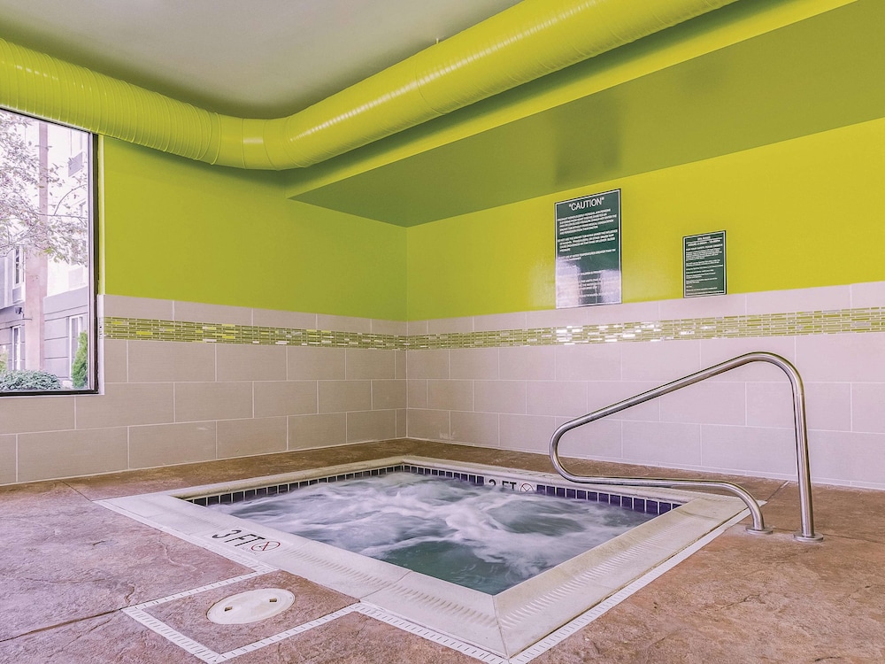 La Quinta Inn & Suites by Wyndham Cleveland Airport West