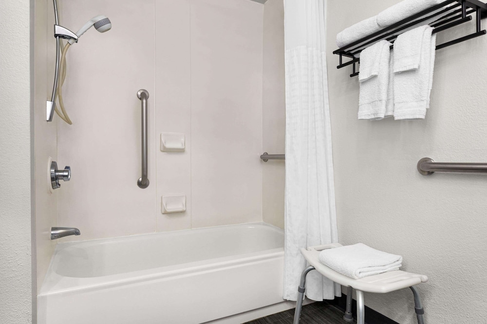 La Quinta Inn & Suites by Wyndham Cleveland Airport West