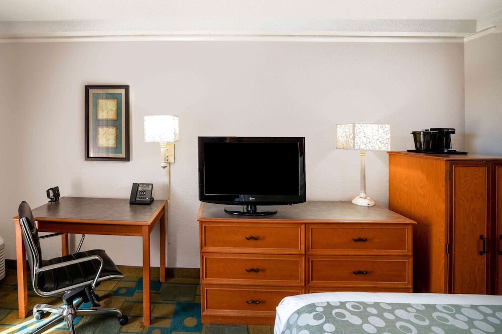 La Quinta Inn & Suites by Wyndham Nashville Airport/Opryland