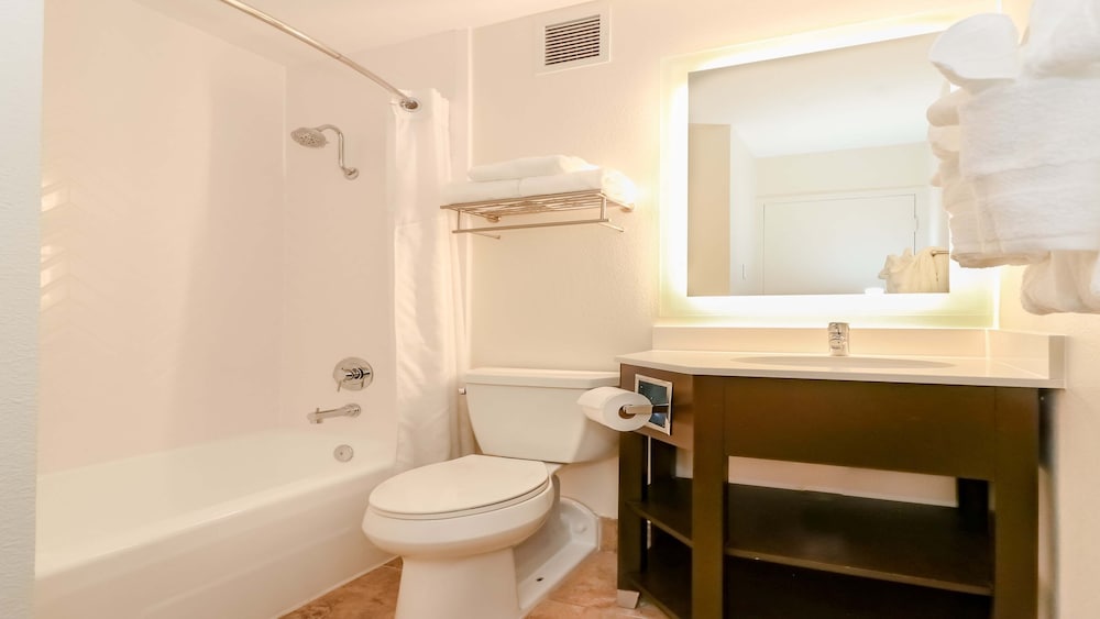 Holiday Inn Resort Oceanfront at Surfside Beach by IHG