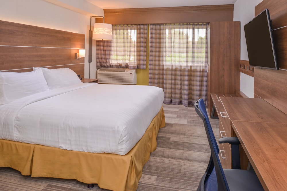 Holiday Inn Express Palm-Desert by IHG