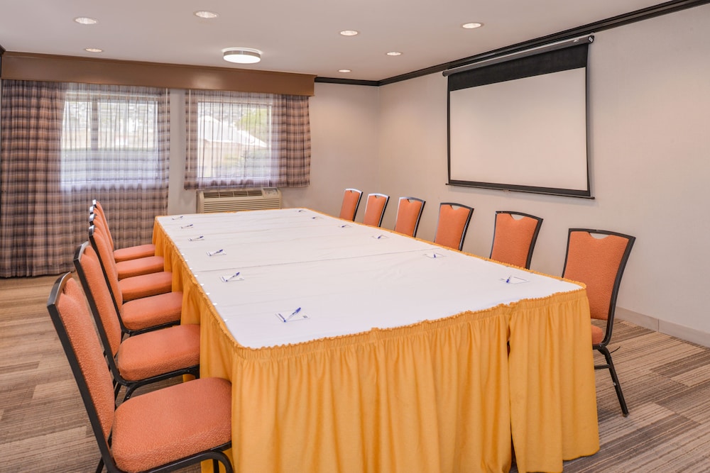 Holiday Inn Express Palm-Desert by IHG