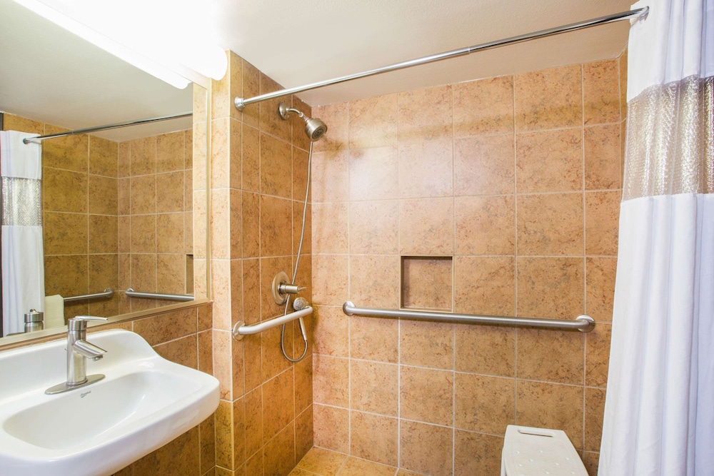 Ramada Tropics Resort & Conf Center by Wyndham Des Moines