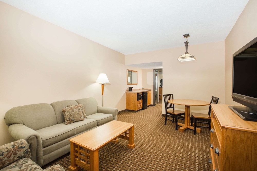 Ramada Tropics Resort & Conf Center by Wyndham Des Moines
