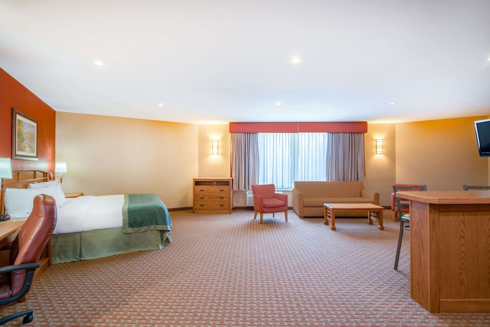 Ramada Tropics Resort & Conf Center by Wyndham Des Moines