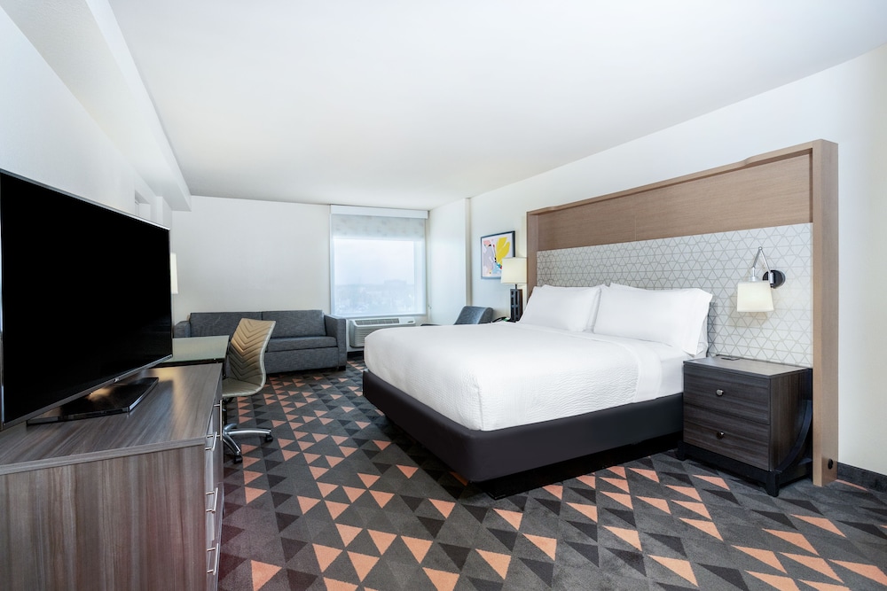 Holiday Inn & Suites Across from Universal Orlando by IHG