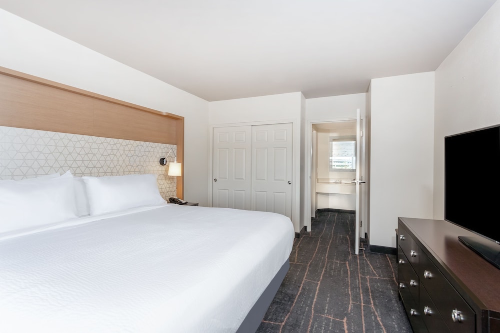 Holiday Inn & Suites Across from Universal Orlando by IHG