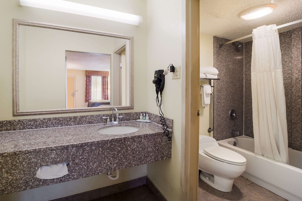 Quality Inn & Suites Conference Center Statesboro Historic District