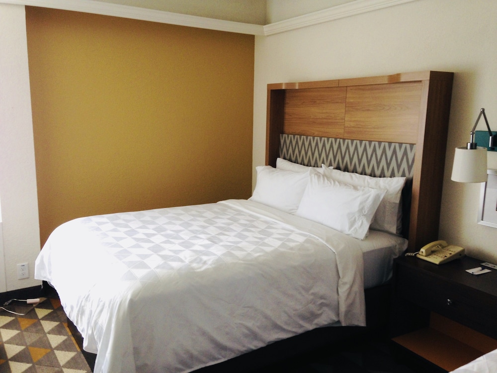 Holiday Inn & Suites Pittsfield-Berkshires by IHG