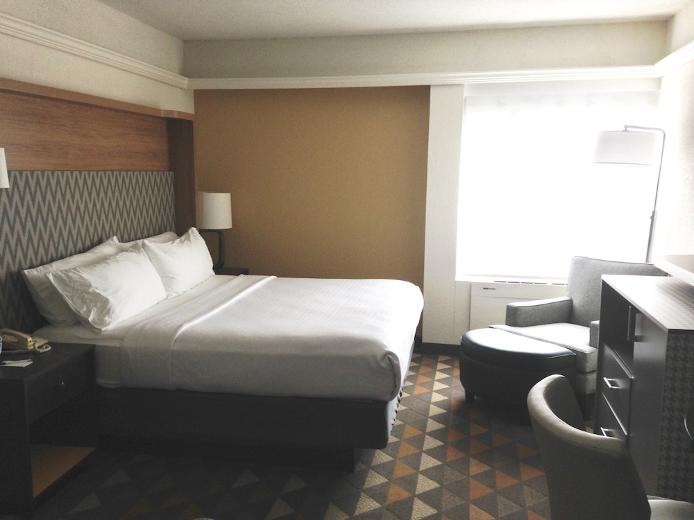 Holiday Inn & Suites Pittsfield-Berkshires by IHG