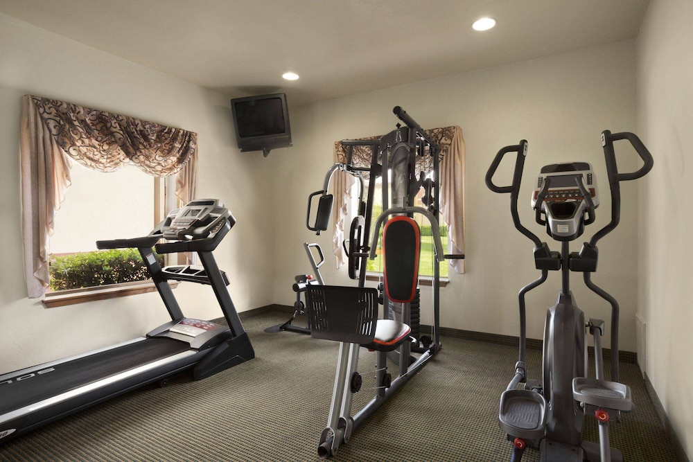 Howard Johnson by Wyndham Oklahoma City Airport/ Fairgrounds