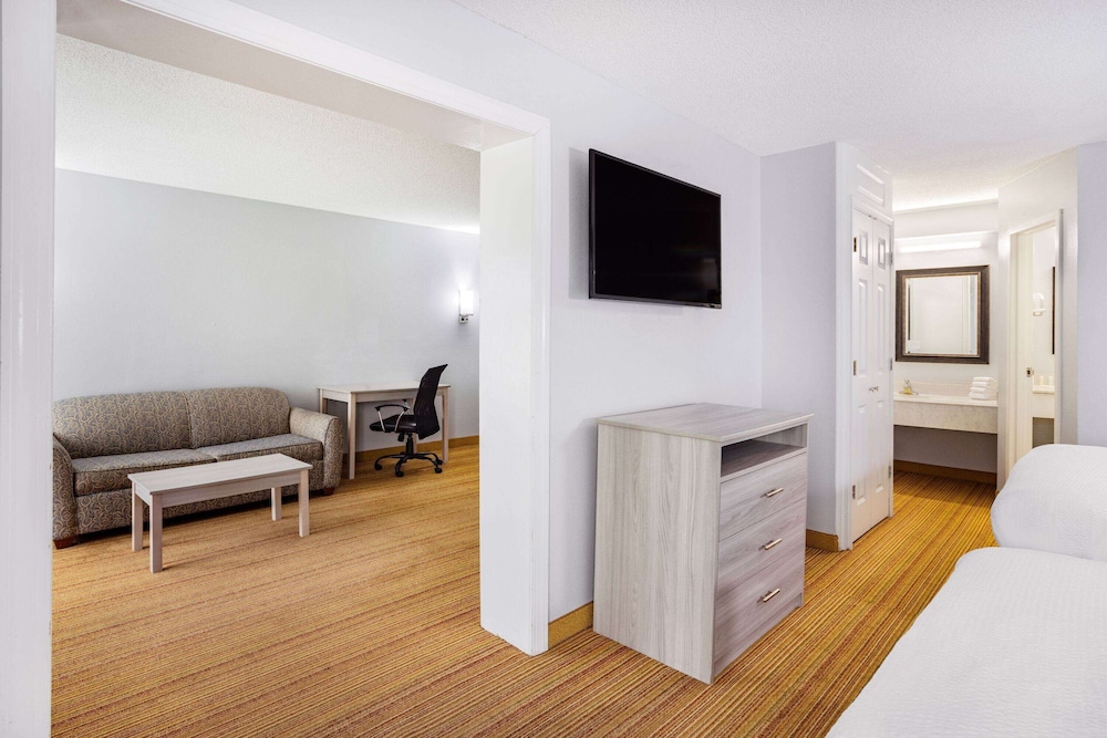 Days Inn & Suites by Wyndham Williamsburg Colonial